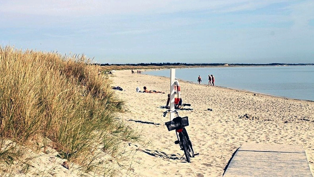 Strand in der Nähe von Knasborg Poolhus