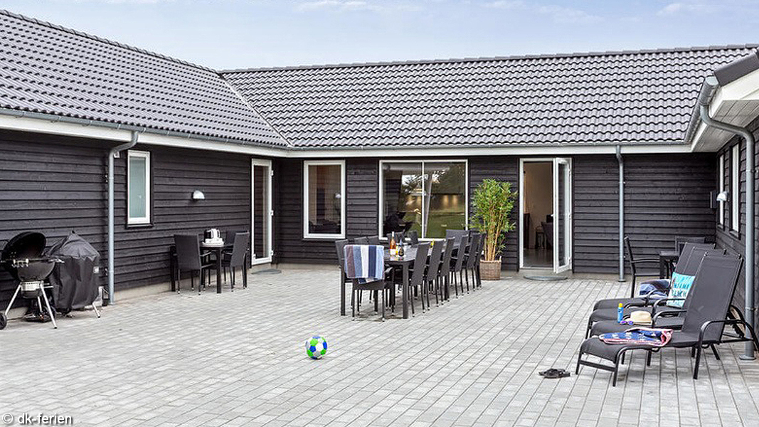 Terrasse von Bøtø Poolhus