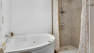 Badezimmer in Hellles Spahus