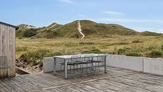 Terrasse von Sommerhus midt i klitterne