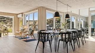 Essbereich in Poolhus i klitterne