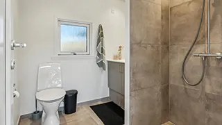 Badezimmer in Poolhus i klitterne