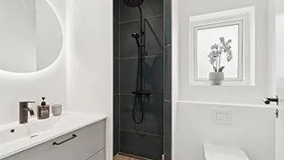 Badezimmer in Mursten og granit