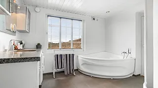 Badezimmer in Loft under strå