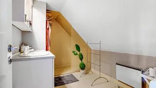 Badezimmer in Loft under strå