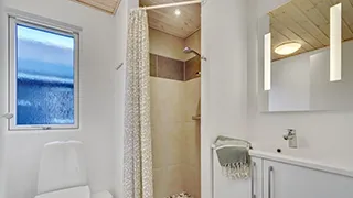 Badezimmer in Blåbjerg Poolhus