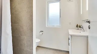 Badezimmer in Vangens Poolhus
