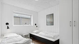 Schlafzimmer in Juvre Poolhus