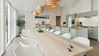 Essbereich in Schwimm-Jakuzzi-Haus