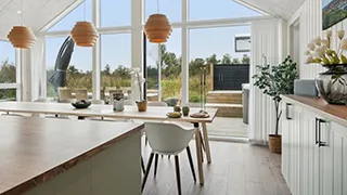 Essbereich in Schwimm-Jakuzzi-Haus