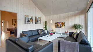 Wohnzimmer von Skovsøen Poolhus