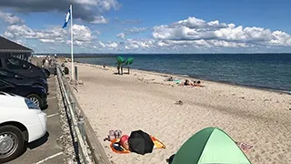 Strand in der Nähe von Svennesmølle Poolhus