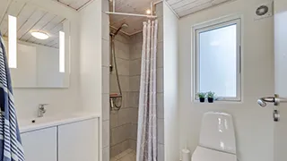 Badezimmer in Ukama Poolhus