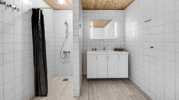 Badezimmer in Poolhus Brande