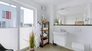 Badezimmer in Haus mit Strandkorb Idyll