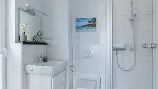 Badezimmer in Haus mit Strandkorb Idyll