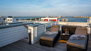 Terrasse von Haus mit Strandkorb Idyll