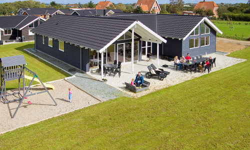 Wohngruppen kommen drinnen zusammen und genießen auch die frische Luft auf der Terrasse