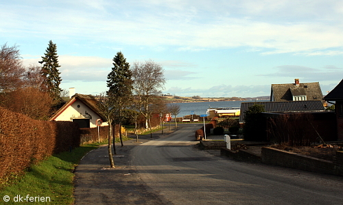 Wohnstraße, die aufs Meer zuführt.