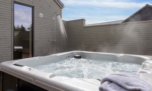 Außen-Jakuzzi auf der Terrasse eines Poolhauses