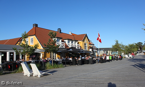 Blick auf Restaurant mit Menschen im Außenbereich im Zentrum von Marielyst im Sommer