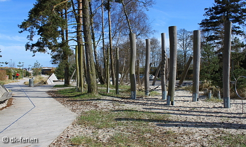 Blick auf Holzweg zum Strand von Marielyst mit einem Trimm-Dich-Pfad auf der rechten Seite