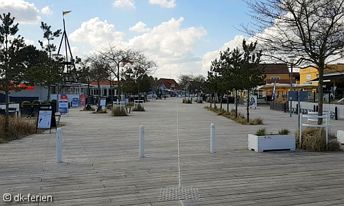 Blick auf das Zentrum von Marielyst mit vielen Geschäften, Läden und Restaurants 