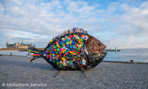 Blick auf Kunstskulptur aus Meeresmüll in Form eines Fisches im Hafen von Helsingør