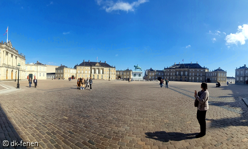 Amalienborg Schlossplatz und Frederik V. Statue in Kopenhagen