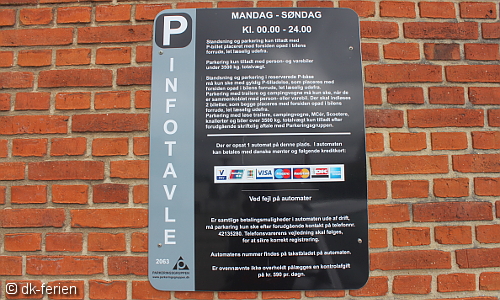 Dänische Informationstafel auf Privatparkplatz