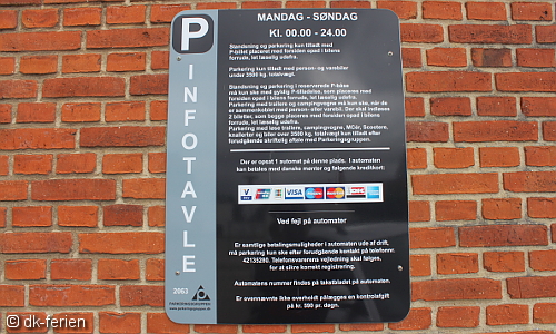Dänische Informationstafel auf Privatparkplatz Dänische Informationstafel auf Privatparkplatz