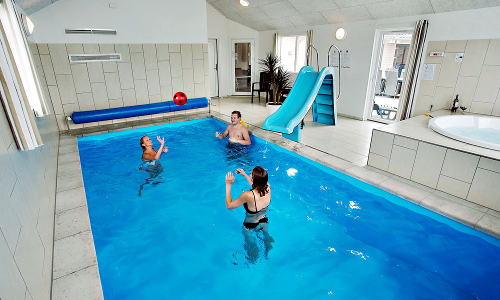 Pool mit Rutsche in einem Ferienhaus