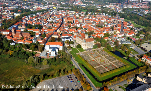 Luftbild von Güstrow mit dem Schloss und dem Schlossgarten im Vordergrund