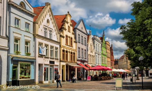 Blick auf renovierte historische Häuserzeile in der Innenstadt von Güstrow