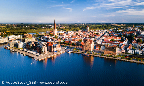 Luftbild von Rostock mit Hafen und Speichern