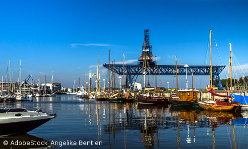Blick auf den Industriehafen von Rostock mit Krahn im Hintergrund
