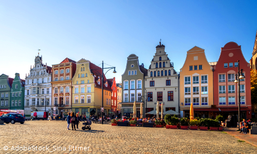 Blick auf den Marktplatz "Neuer Markt" in Rostock mit historischen Bürgerhäusern im Hintergrund