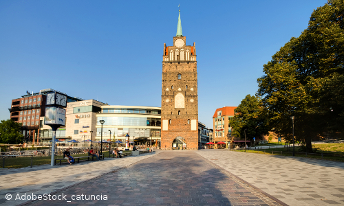 Blick auf das Kröpeliner Tor in Rostock mit moderner Stadtkulisse im Hintergrund