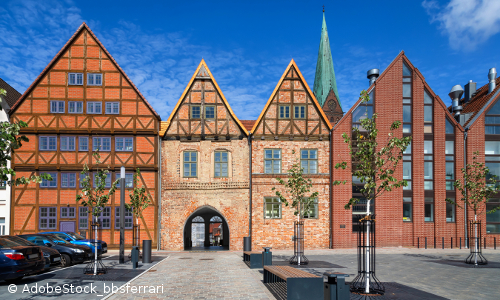 Häuserzeile in Schwerin mit teilweise historischen Häusern