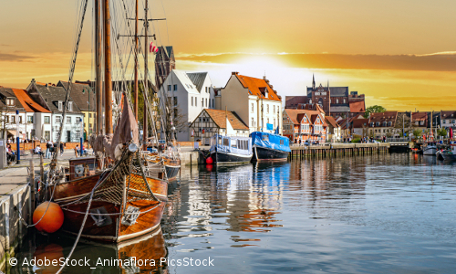 Blick auf den Alten Hafen von Wismar mit historischen und modernen Booten im Hafenbecke