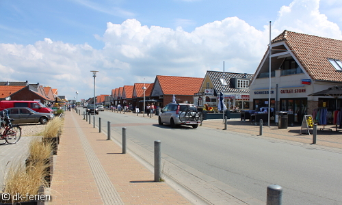 In der Einkaufsstraße von Blåvand erhält man neben Kleidung auch zu Hause vergessene Elektro-Kleingeräte