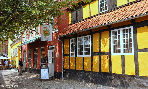 Historische Gasse in Svendborg mit Kneipe